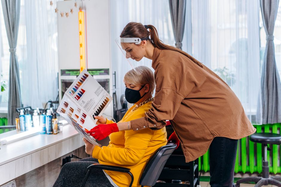 Kolorist boji kosu gošći u salonu BellaForma